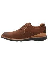 Zapato de cuero natural color chocolate con diseño de cordones, punta redonda y suela de EVA con tecnología Honey Foam para mayor amortiguación.