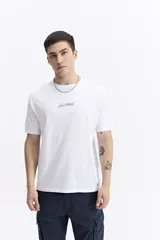 Remera blanca de manga corta con escote redondo y fit regular. Presenta un lettering estampado en el pecho con las palabras "DESTINY Future Movement MISTRAL".