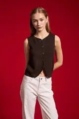 Top sin mangas de viscosa, de canalé y ajuste al cuerpo, con cuello a la base y cierre frontal de botones.