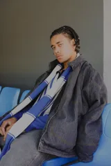 Campera de jean negra con cuello de pana y forro interior azul marino.