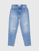 Pantalón de jean celeste con roturas en ambas piernas, de corte mom y tiro alto. Confeccionado con 79% algodón y 21% algodón reciclado.