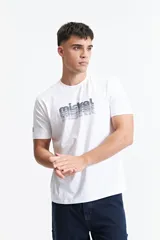 Remera blanca de manga corta y cuello redondo, con estampado gráfico de la marca Mistral en el pecho.