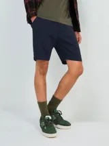 Bermuda estilo chino de corte recto, color azul marino, con bolsillos laterales y cierre frontal.