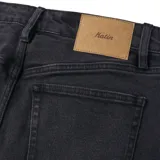 Pantalón de jean negro de corte recto y relajado, estilo clásico de 5 bolsillos, tiro medio y abertura de pierna de 18 pulgadas.