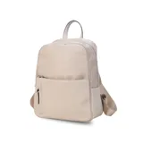 Mochila roja de nylon resistente con detalle en simil cuero. Tiene cierre principal, bolsillo frontal, bolsillo trasero con cierre y bolsillos laterales. Las correas son a tono.