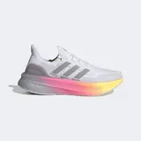 Championes de running Adidas Ultraboost 5, color blanco, con tres franjas laterales grises. La mediasuela presenta un degradado vibrante que va del gris al rosa y amarillo.