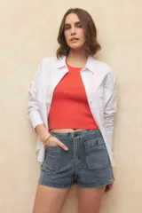 Short de jean de tiro alto color azul, con cuatro bolsillos frontales con botón.