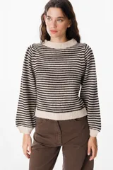 Sweater de punto con diseño de rayas horizontales en color bordó y gris, con mangas abullonadas y cuello redondo. Incluye un detalle de cuello de camisa a rayas incorporado con lazo frontal.