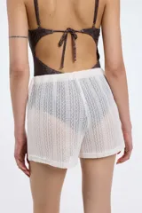 Short de punto color tostado, con cintura elástica y diseño calado.