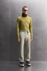 Camiseta térmica de manga larga ranglán, cuello redondo, color verde oliva con efecto tie-dye o jaspeado. Presenta tejido con lana, alta elasticidad y ajuste al cuerpo, con estructuras combinadas para facilitar la transpiración y sin costuras.