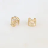 Ear cuff plateado de acero con diseño de múltiples vueltas ajustables. Se vende individualmente.