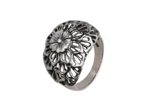 Anillo de plata 925 con diseño floral calado y bajo relieve empavonado.