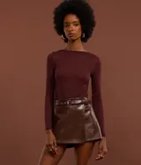 Blusa de punto de viscosa color bordó, con cuello asimétrico ceñido al cuello, mangas largas y fruncido lateral.