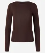 Suéter color crema de tricot con cuello redondo y manga larga.