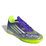 Championes de fútbol 5 Adidas F50 League TF, unisex, color púrpura con detalles en blanco y amarillo limón.