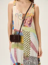 Vestido midi de tirantes finos con diseño de patchwork que combina diversos estampados como rayas, cuadros, animal print y motivos abstractos. Presenta un corte recto y fluido con un panel inferior en estampado de leopardo.