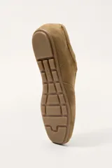 Zapatilla de cordones de estilo retro fabricada en piel con acabado serraje y suela ultrafina.