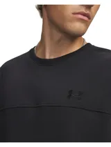 Buzo Under Armour de felpa francesa ligera color negro, con cuello redondo, hombros caídos, puños y bajo acanalados, y logotipo bordado en el pecho.