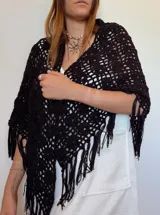 Chal tejido a crochet color negro con flecos.
