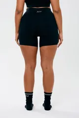 Short tipo biker de tiro alto con cintura ancha de doble tela, diseñado para brindar soporte y comodidad durante el entrenamiento.