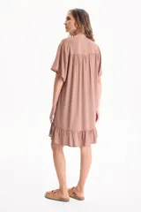Vestido corto negro de viscosa, con escote en V, mangas cortas y volado en el ruedo.