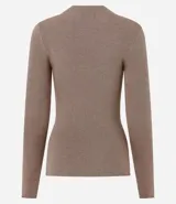 Suéter de punto canelado color beige, con cuello alto y manga larga. Presenta un diseño ajustado al cuerpo, confeccionado en una mezcla de viscosa, poliéster y poliamida.