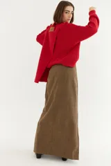 Falda larga marrón con estampado a cuadros pequeños.