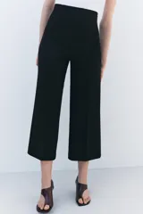 Pantalón tipo culotte de tiro alto, pierna ancha y pinzas frontales. Color beige/topo liso.