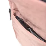 Mochila Dimotty de nylon color rosado, con compartimento principal con cierre superior, bolsillo frontal de acceso rápido, bolsillos laterales y asa superior de mano.
