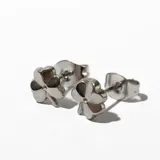 Aros de acero plateado con forma de trébol de tres hojas y un pequeño strass en el centro.