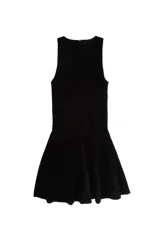 Vestido corto sin mangas con cuello redondo, diseño entallado en el torso y falda con vuelo tipo peplum. Cuenta con cierre invisible en la espalda.