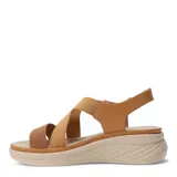 Sandalias de plataforma con tiras cruzadas elásticas y tira frontal con textura geométrica. Cuenta con ajuste de velcro en el talón y suela ergonómica.