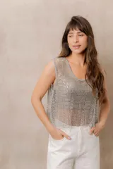 Top de red translúcido con aplicaciones de strass, sin mangas, de corte holgado y escote redondo.