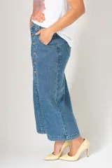 Falda midi de jean azul con abertura frontal y abotonadura completa.