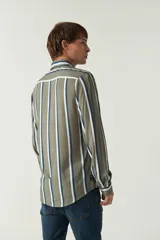Camisa de mangas largas con estampado a rayas verticales en tonos verde oliva, blanco y azul. Corte regular y logo bordado en el pecho. Confeccionada en viscosa.
