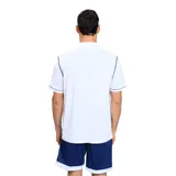 Short deportivo Umbro de color negro con detalles en blanco en el ruedo y logo de la marca estampado en la pierna izquierda.