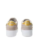 Championes urbanos Adidas modelo Break Start Bold, color beige con detalles en blanco y dorado. Presentan una plataforma blanca, diseño con las tres tiras laterales y un accesorio de cadena dorada decorativa en el lateral.