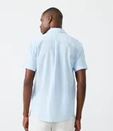 Camisa de hombre de manga corta confeccionada en mezcla de lino y algodón. Presenta un calce comfort, cuello camisero, cierre frontal con botones y un bolsillo en el pecho. Marca Marfinno.