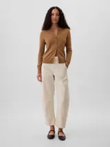 Pantalón color beige de corte amplio, con bolsillos laterales y traseros.