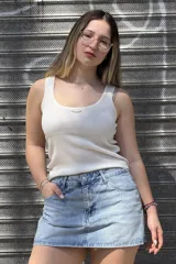Short pollera de jean rígido color celeste claro, de tiro alto y diseño ajustado con efecto lavado.