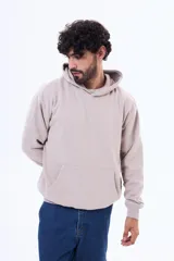 Buzo tipo canguro de felpa color gris, con capucha amplia, bolsillo frontal tipo canguro y puños acanalados.