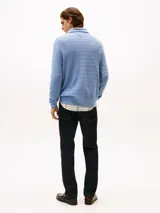 Sweater celeste de Tommy Hilfiger de punto con textura de rayas horizontales, cuello alto con cremallera corta y logo bordado en el pecho.