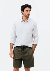 Bermuda de felpa color gris oscuro, con cintura elástica ajustable mediante cordón y bolsillos laterales.