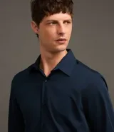 Camisa de vestir marrón oscuro, corte slim, de manga larga y cuello camisero.