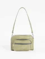 Bandolera verde oliva de cuero vegano con correa al hombro con ojalillos metálicos.