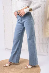 Jeans wide leg de tiro alto en color celeste claro, con corte recto y aberturas laterales en los bajos.