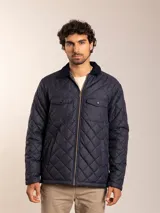 Campera acolchada azul marino con cuello de pana, cierre frontal con cremallera y bolsillos con solapa en el pecho.
