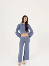 Pantalón de punto de tiro medio y corte recto, con cintura elástica y textura tejida.