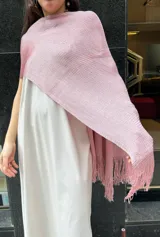 Chal de lurex color dorado, de tejido suave con brillo y flecos.