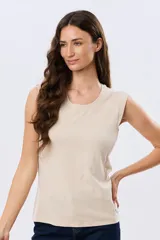 Musculosa de algodón color beige, de corte clásico con cuello redondo y diseño liso.